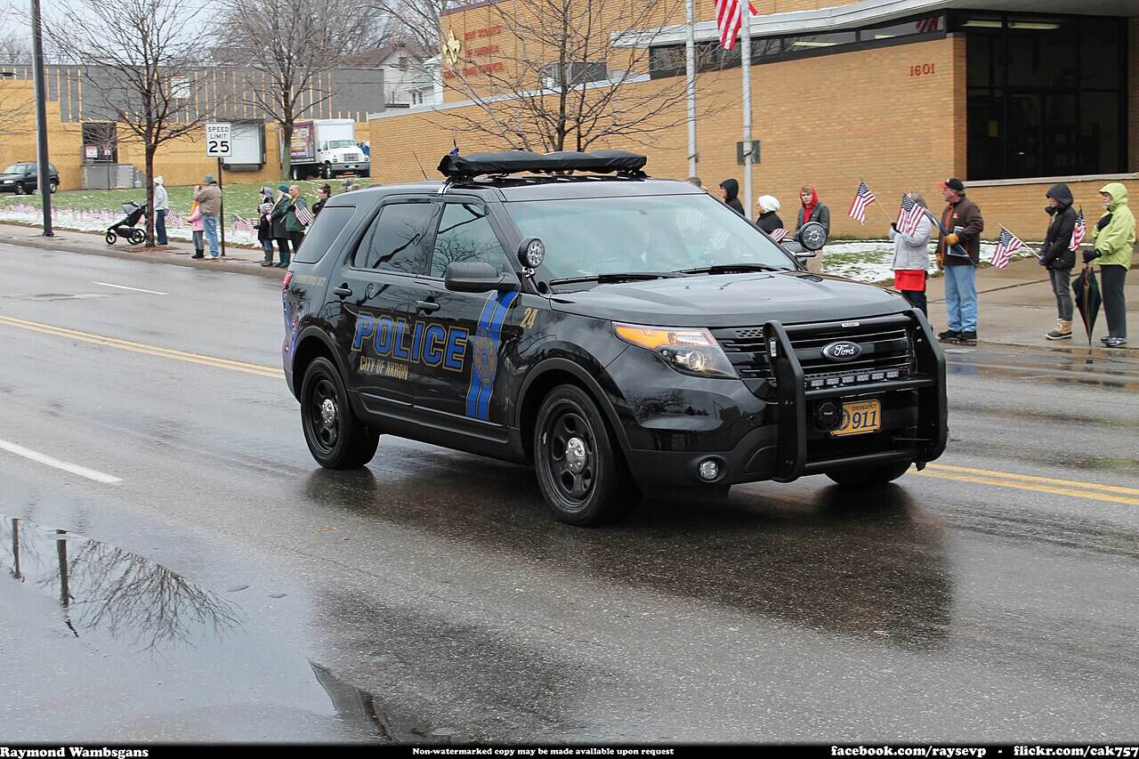 Police officer conducting civil standby and documenting illegal lockout