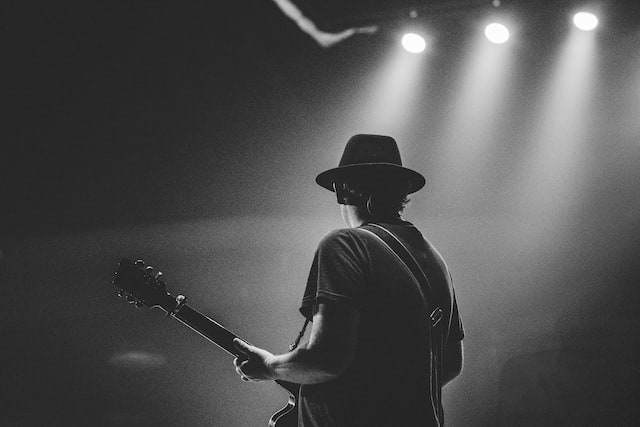 How To Sing And Play Guitar At The Same Time Becomesingers