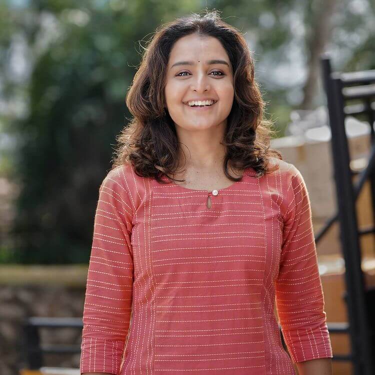 Manju Warrier Wiki, Age, Family, Height, Biography, Birthday, Movies, Images