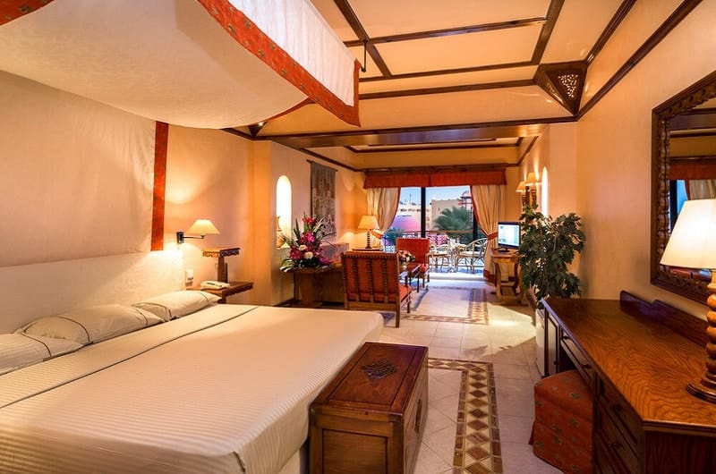 Grand Resort Hurghada Pauschalreise Angebote günstig buchen Großes Zimmer mit Doppelbett und Balkon-min