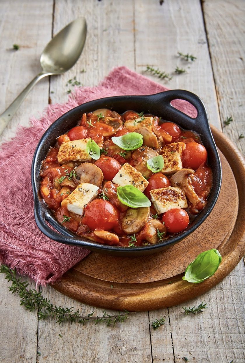 Vegetarisk stroganoff med halloumi og tomater