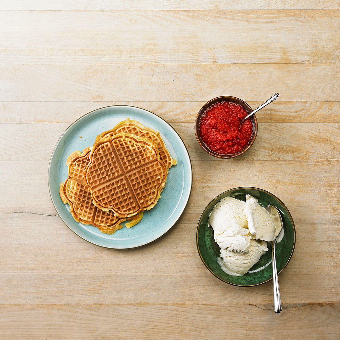 Karamellsaus med tomat, og vaffel med is