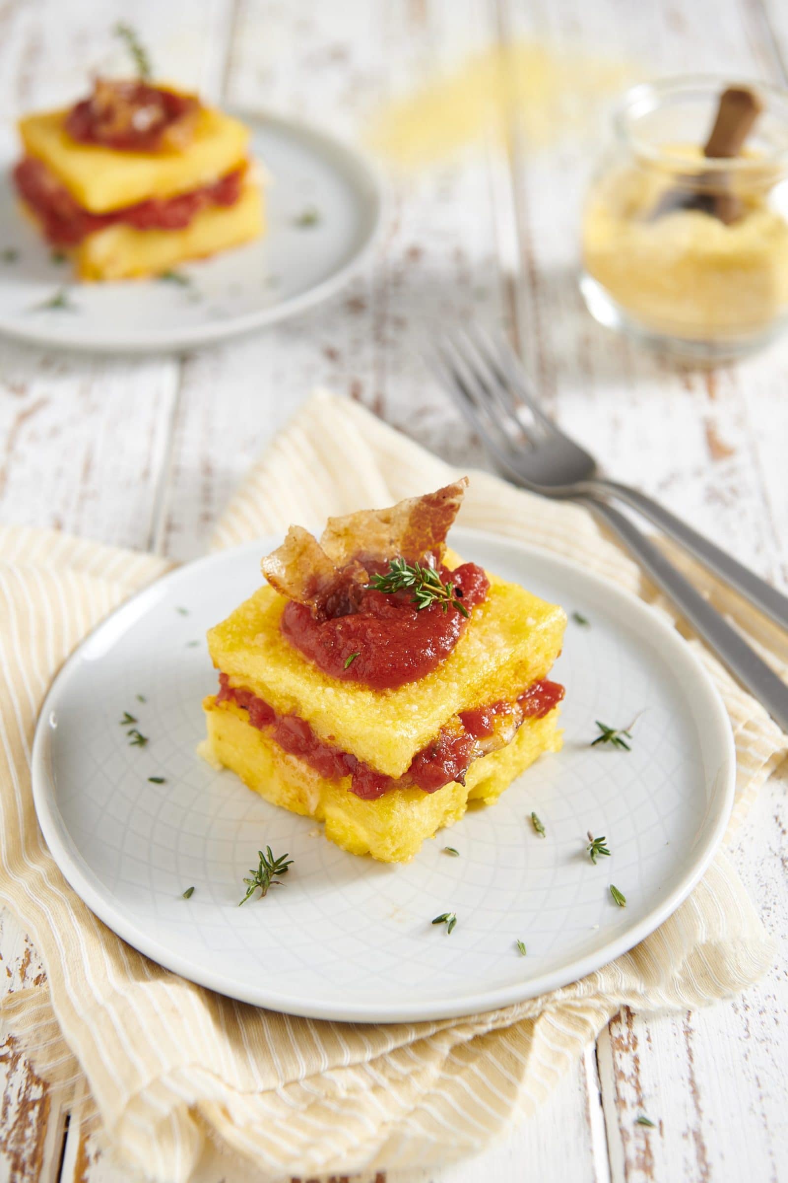 Polenta concia con formaggio speck e salsa di pomodoro