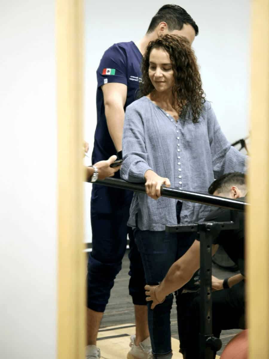 During this time patients attain a general understanding and ‘cognitive’ map of the overall motor tasks. Trial and error is used to gain an approximation of the motor sequencing needed. Attempts at movement are associated with excessive effort and unnecessary muscle contractions, sometimes resulting in spasms. Visual feedback, such as from a mirror, and other sensory cues are particularly important during this stage