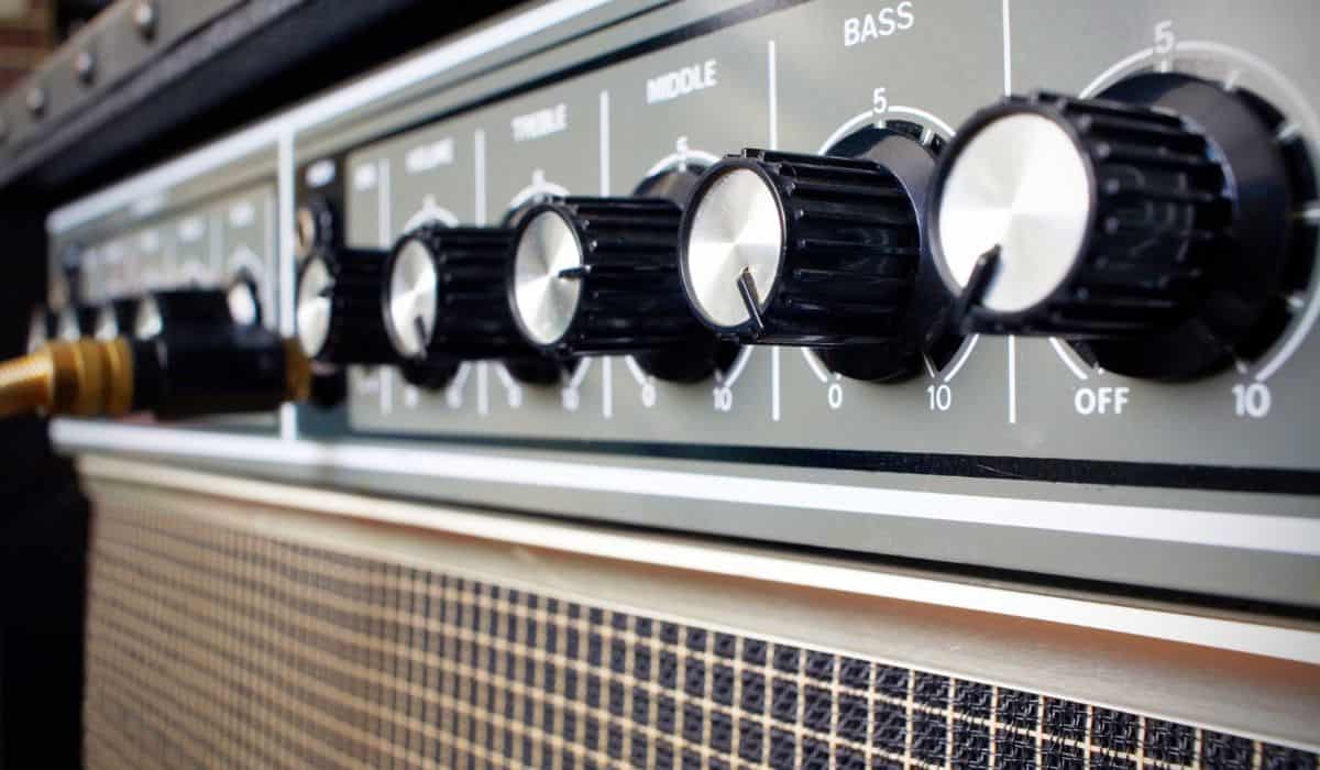 How Does A Guitar Amp Work: EXPLAINED!! - Become Singers