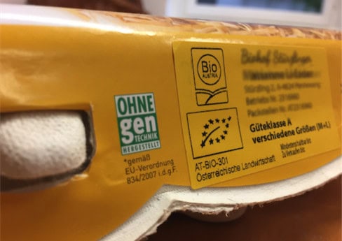© BIO AUSTRIA Eierkarton mit BIO AUSTRIA-Siegel und "Ohne Gentechnik hergestellt"-Kennzeichnung