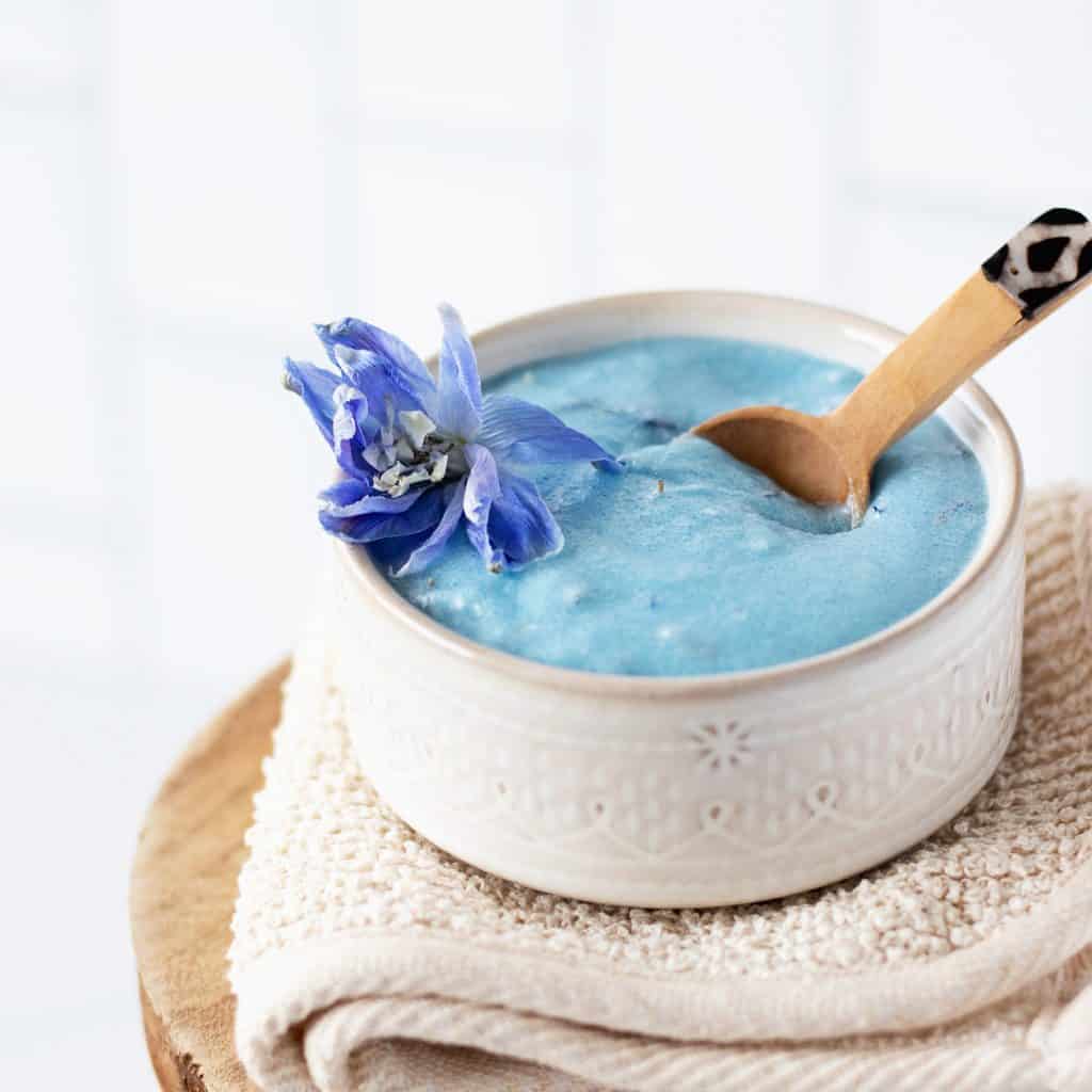 Try this DIY face scrub for acne flare-ups and clogged pores packed with impressive blemish-fighting powerhouse blues: cornflower and tansy today!