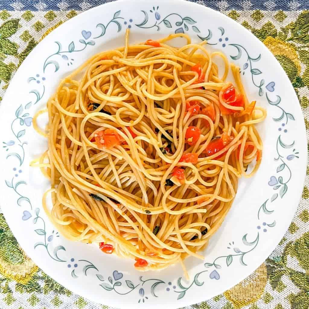 Pasta with Fresh Tomatoes and Garlic