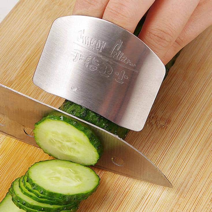 http://ineedaclean.com Must Have Metal Kitchen Finger Protector New Arrivals Kitchen Tools Certification: CE / EU,CIQ,EEC,FDA,LFGB,SGS  I Need A Clean http://ineedaclean.com/the-clean-store/must-have-metal-kitchen-finger-protector/