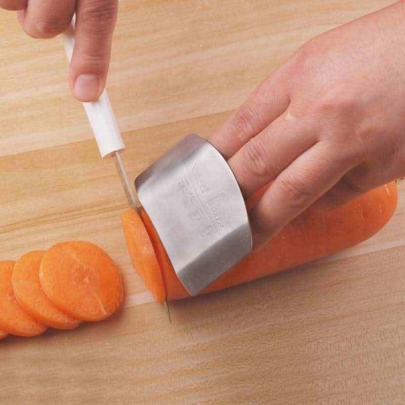 http://ineedaclean.com Must Have Metal Kitchen Finger Protector New Arrivals Kitchen Tools Certification: CE / EU,CIQ,EEC,FDA,LFGB,SGS  I Need A Clean http://ineedaclean.com/the-clean-store/must-have-metal-kitchen-finger-protector/