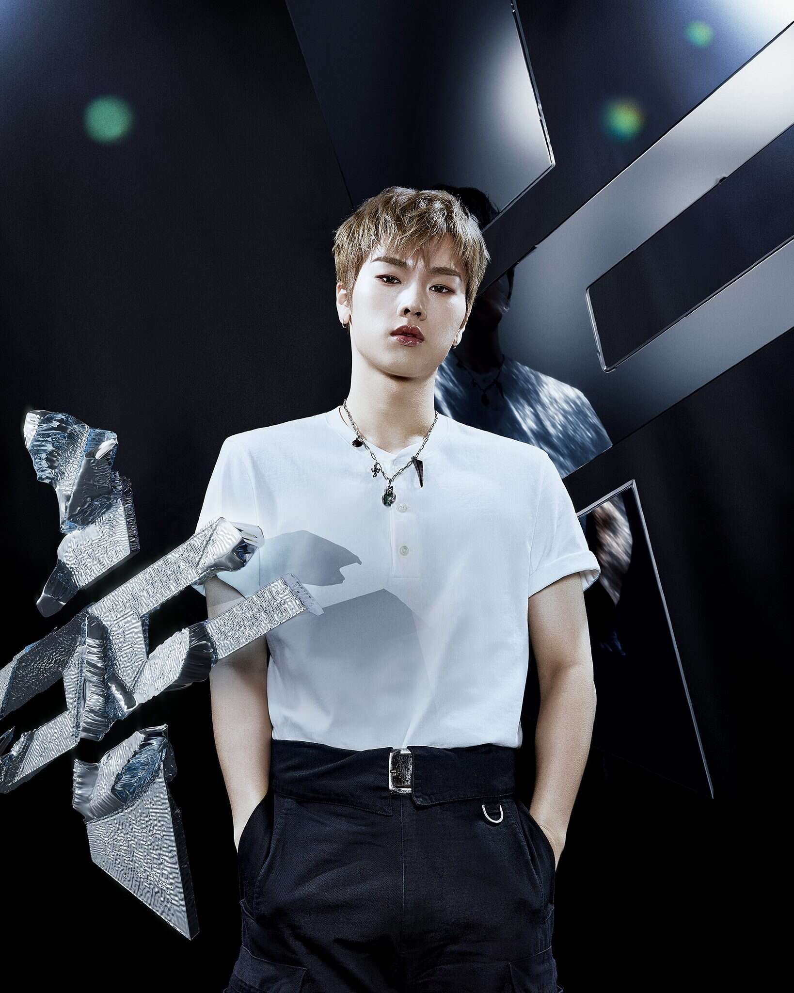 Main vocalist and keyboardist Jungsu of K-rock band Xdinary Heroes.