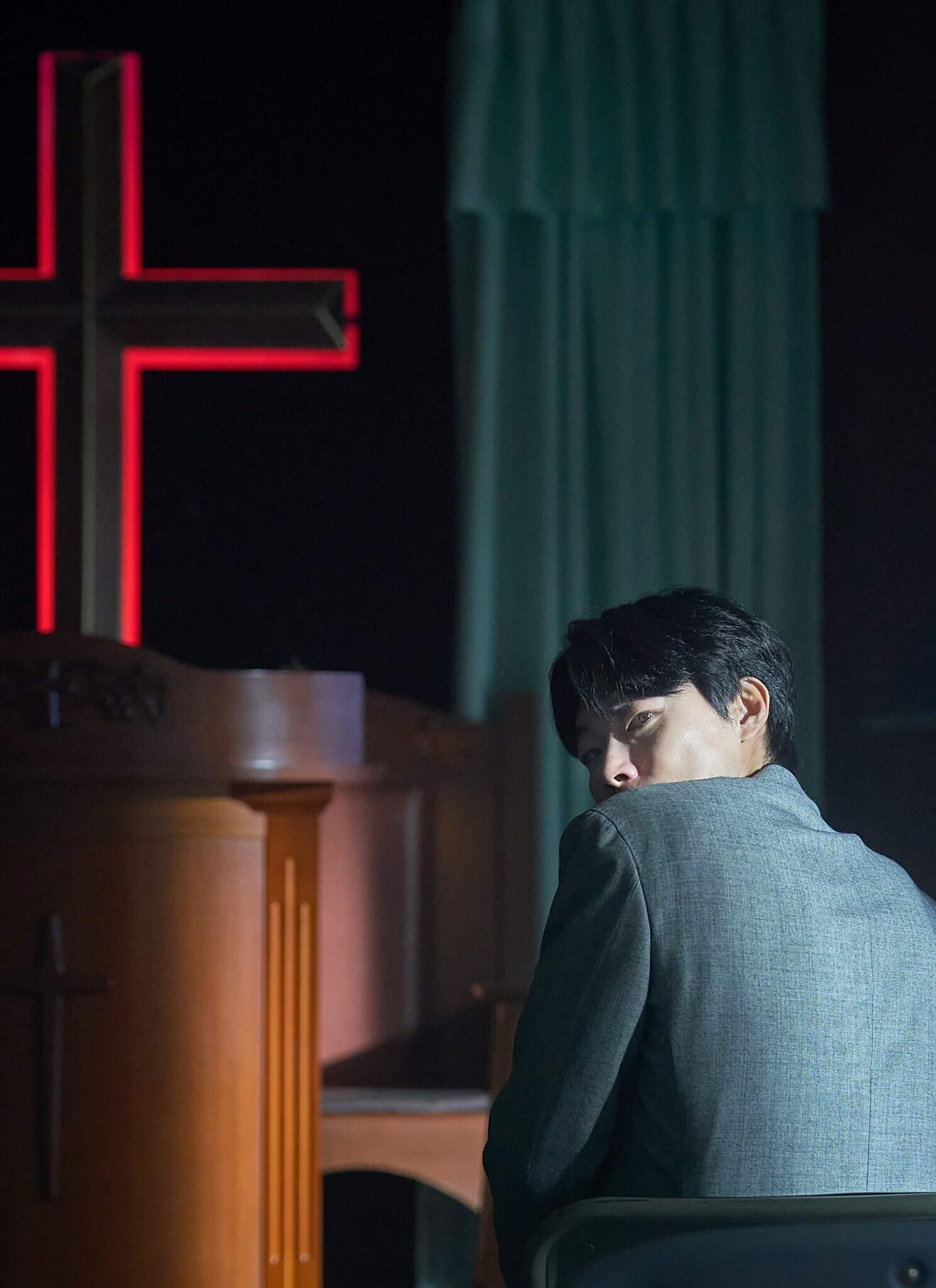 Ryu Jun-yeol as Sung Min-chan in "Revelations."