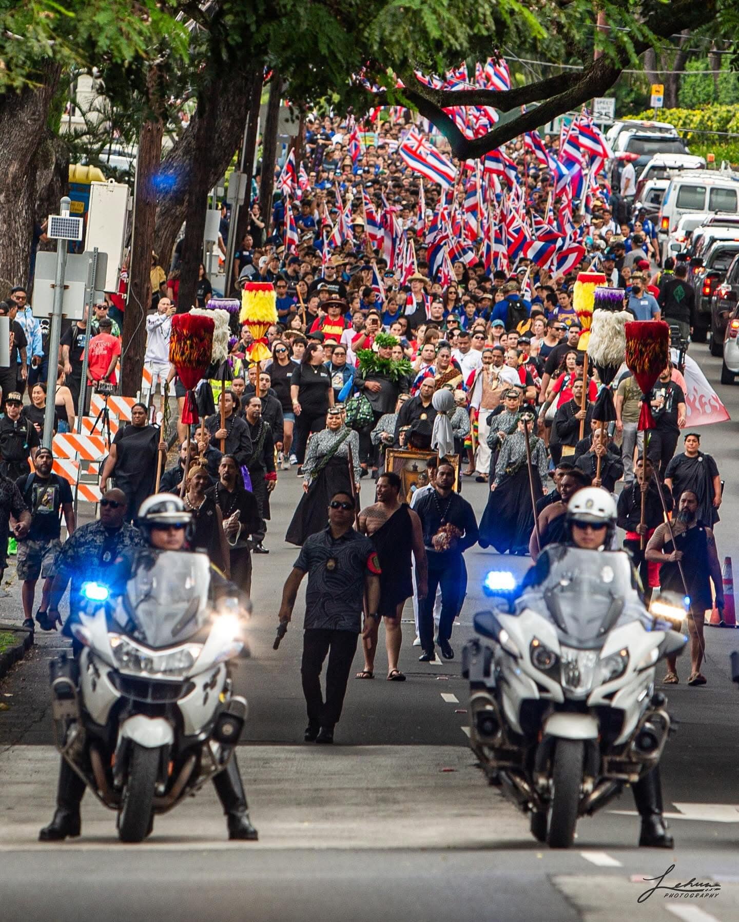 A picture of a crowd of Native Hawaiians in the street.