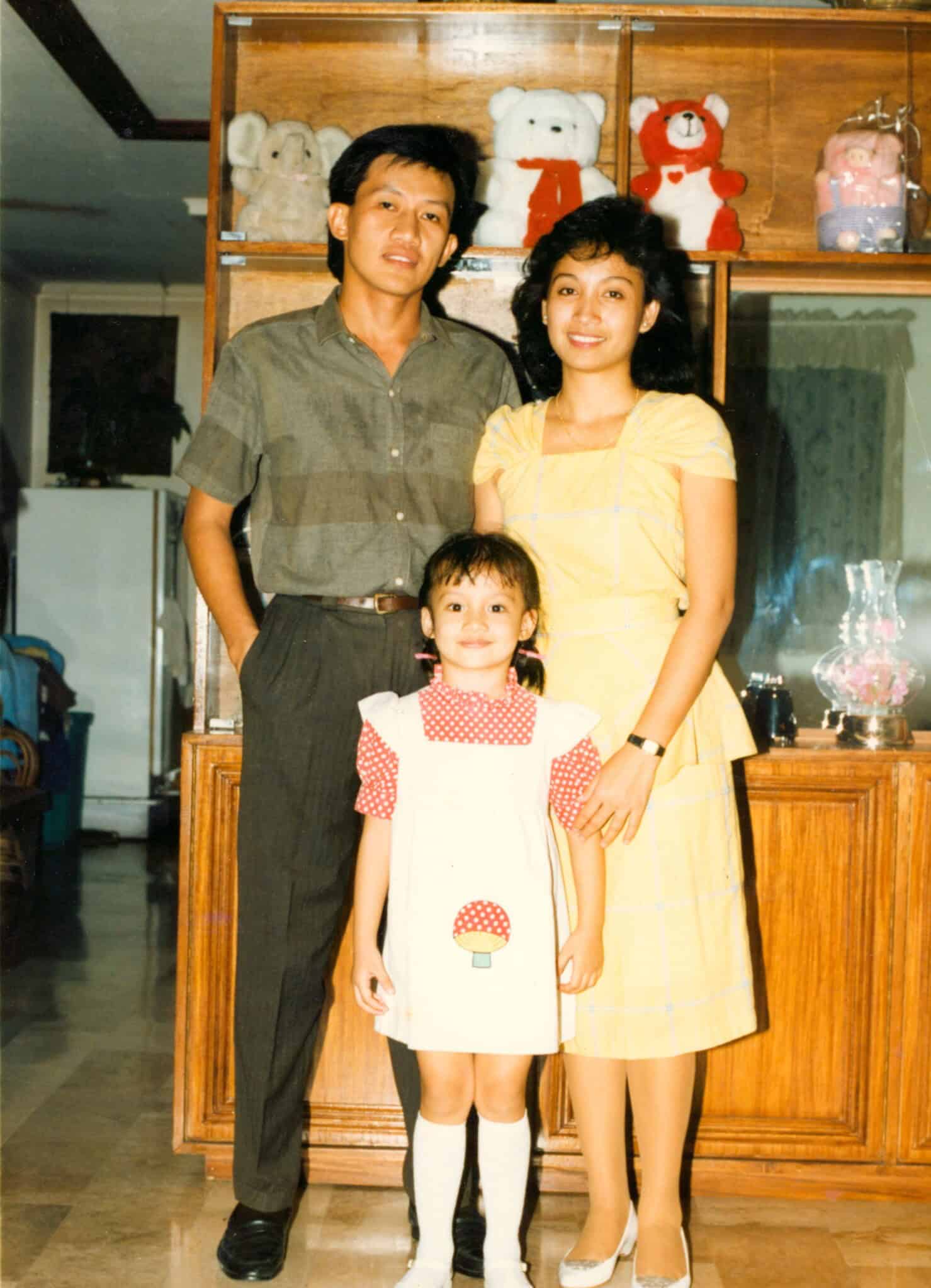 Old photo of Jill Damatac as a kid with her parents.