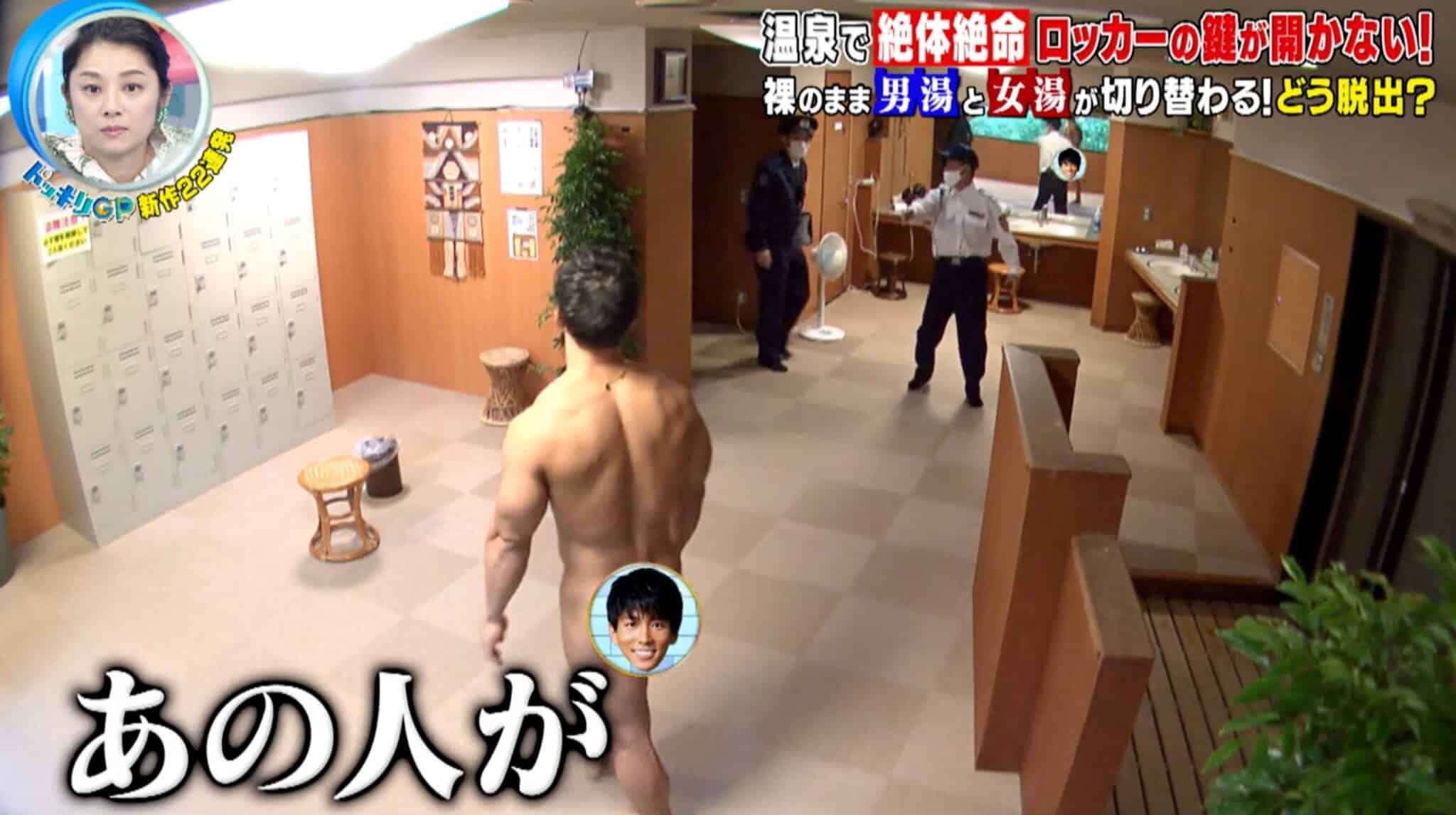 A naked man stands in a locker room, facing two clothed people near the door. Japanese text and inset images of faces are overlaid on the screen, indicating a TV show scene.