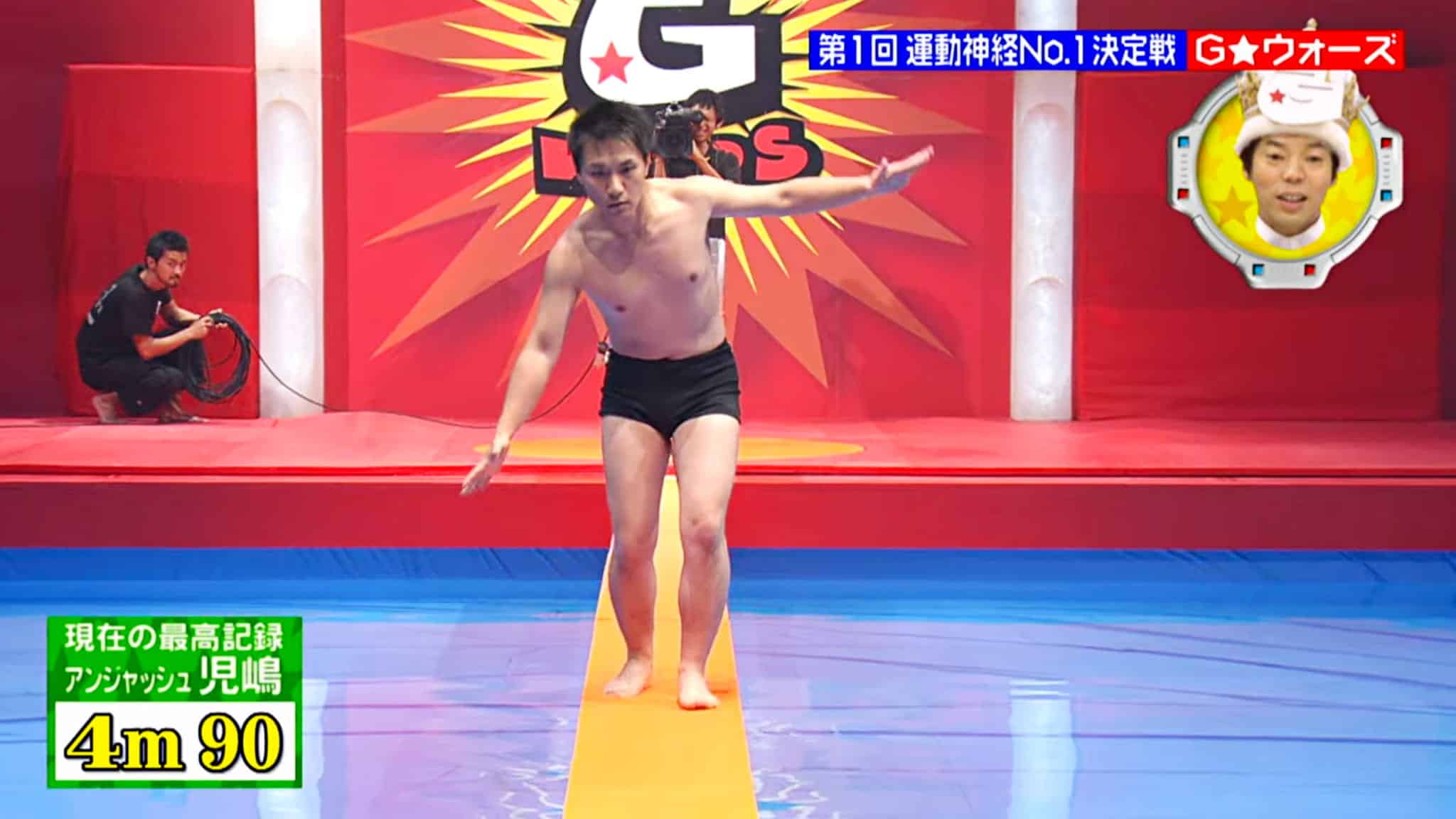 A man balances on a narrow yellow platform in a colorful game show set. A scoreboard displays 4m 90 in yellow. An inset shows a commentators face reacting.
