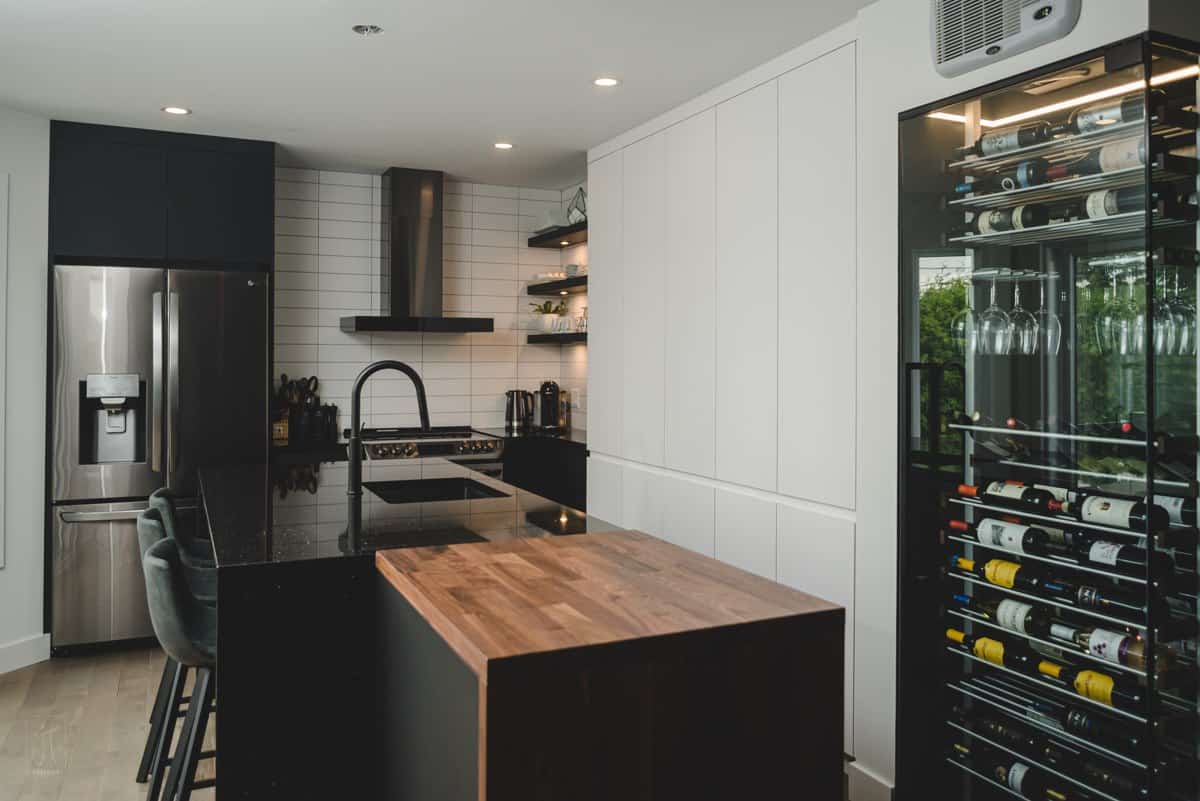 Cuisine sur mesure avec cellier conçue par JT Création, designer intérieur Montréal