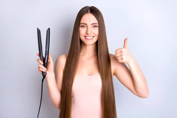 femme qui se lisse les cheveux