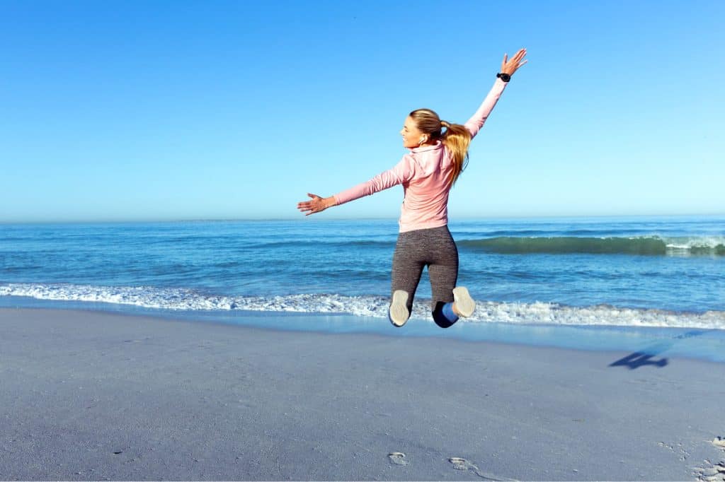 femme heureuse de faire du sport