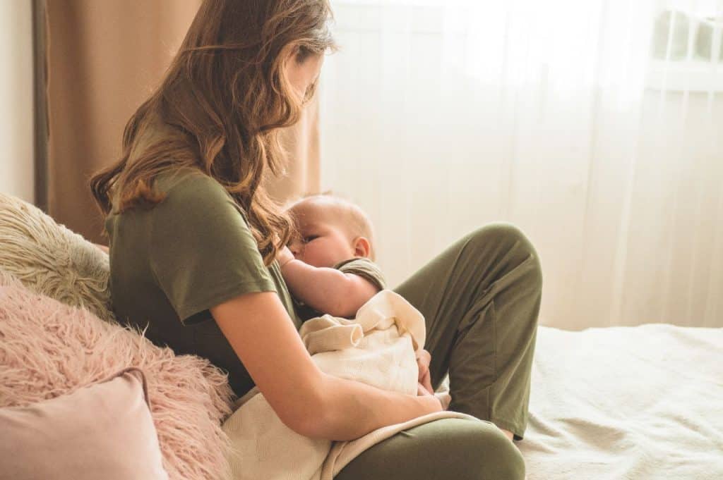 maman qui allaite un bébé