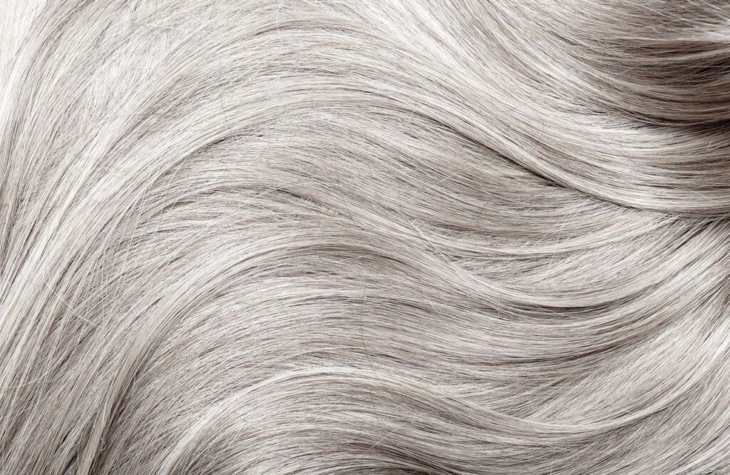 Cheveux gris après shampoing reflet gris