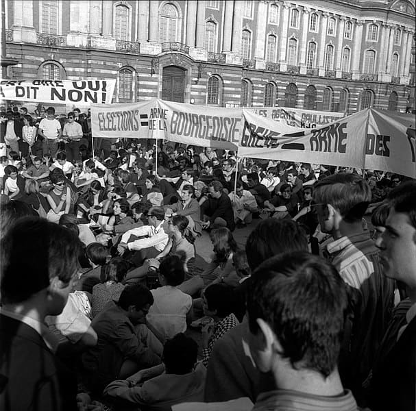 Manifestants assis place du Capitole (juin 1968)
