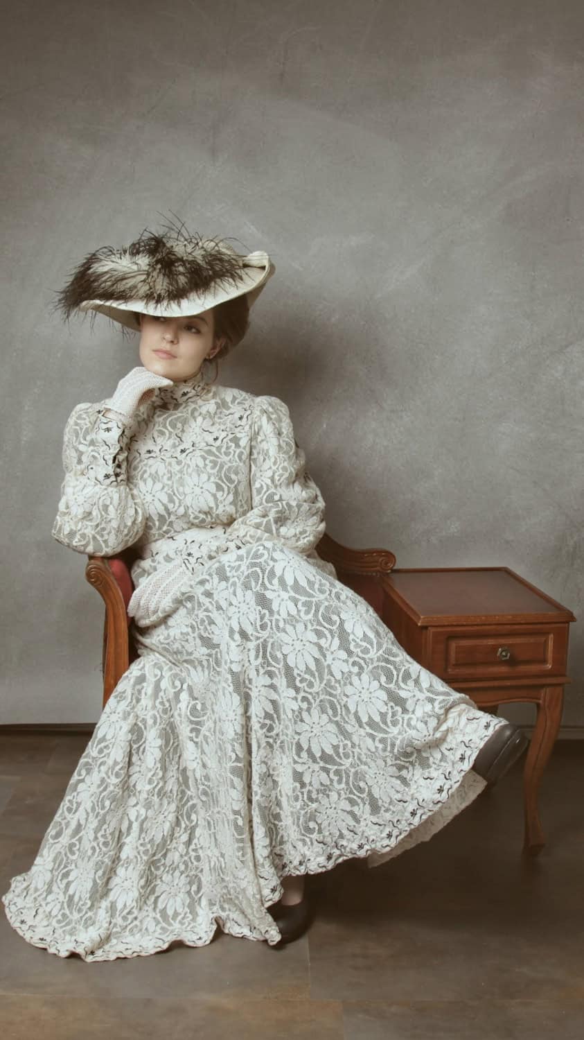 Très jolie robe ancienne d'enfant brodée