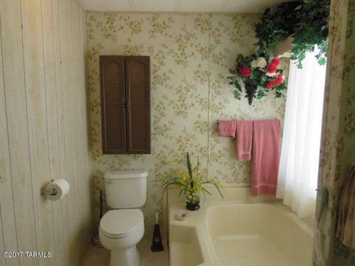 Fleetwood Festival (aka Broadmore) Single Wide Master Bathroom Garden Tub and Toilet Layout - Favorite Classic Mobile Home Models of Mobile Home Experts