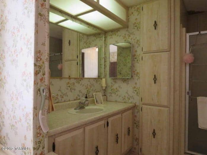 Fleetwood Festival (aka Broadmore Model) Single Wide Master Bathroom Sink and Shower Layout - Favorite Classic Mobile Home Models of Mobile Home Experts
