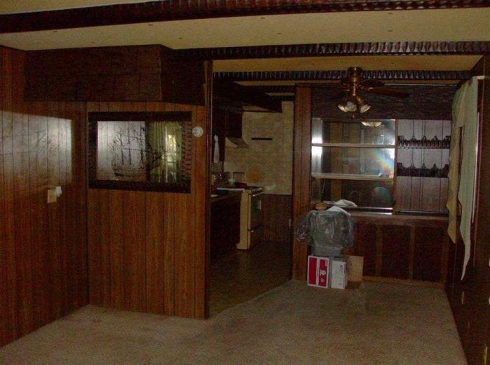 Classic mobile home models - Fleetwood Broadmore Single Wide - Original Living Room and Dining Room Design - Original unpainted panelling - Favorite Mobile Home Models of Mobile Home Experts