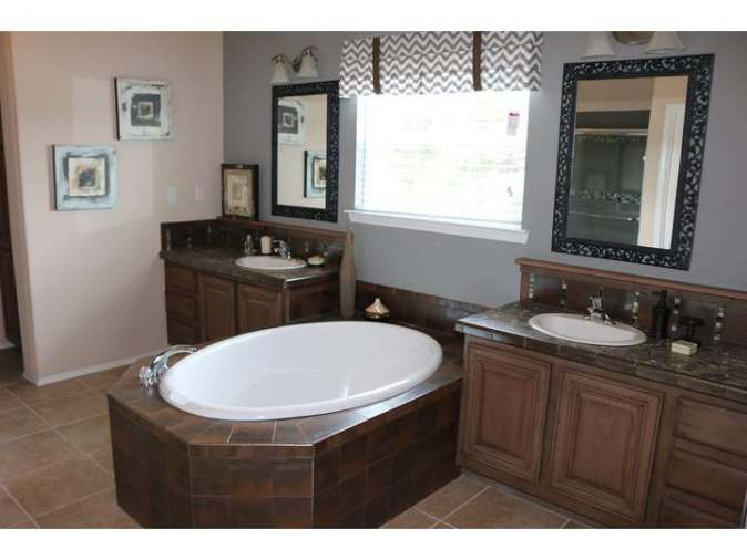 oval tub in manufactured home bathroom - Casa Grande (12)