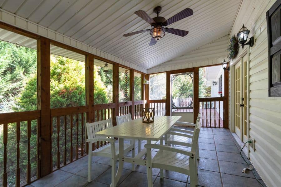screened porch dining
