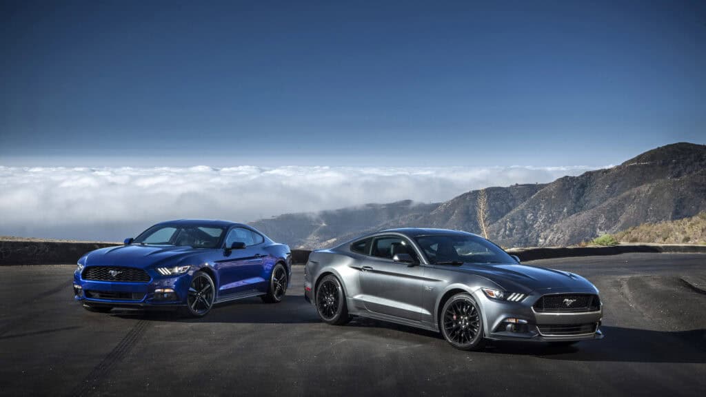 Mobilisti Mustang autot vuoristossa
