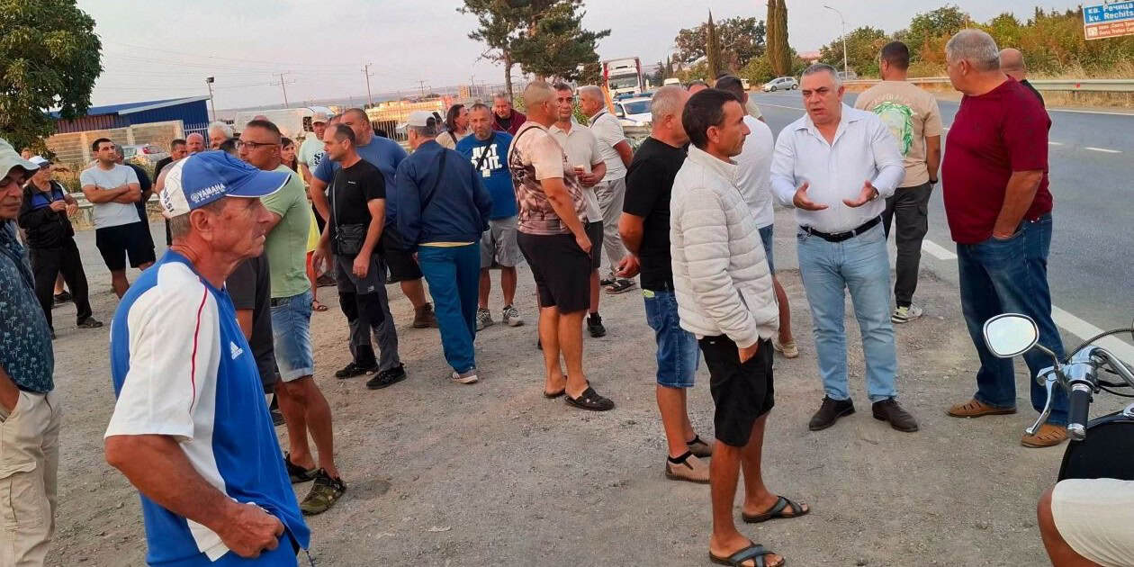 Протест на производители на праскови в Сливен