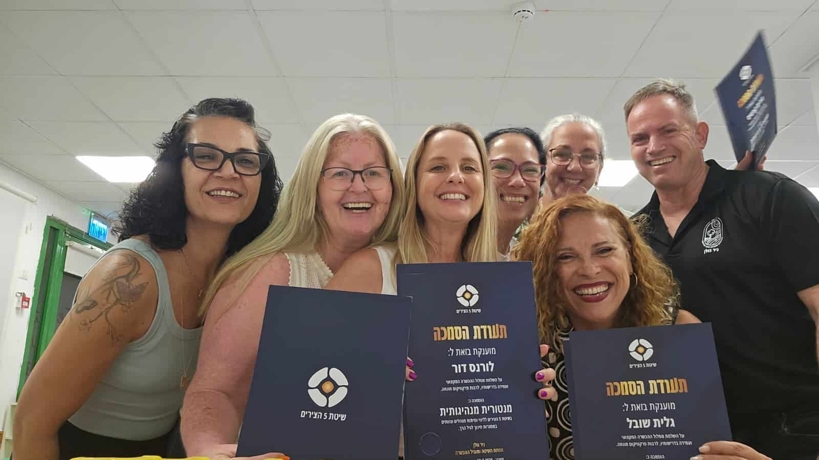 צילום קבוצתי עם תעודות מסיום המחזור הראשון בהכשרת המנטוריות