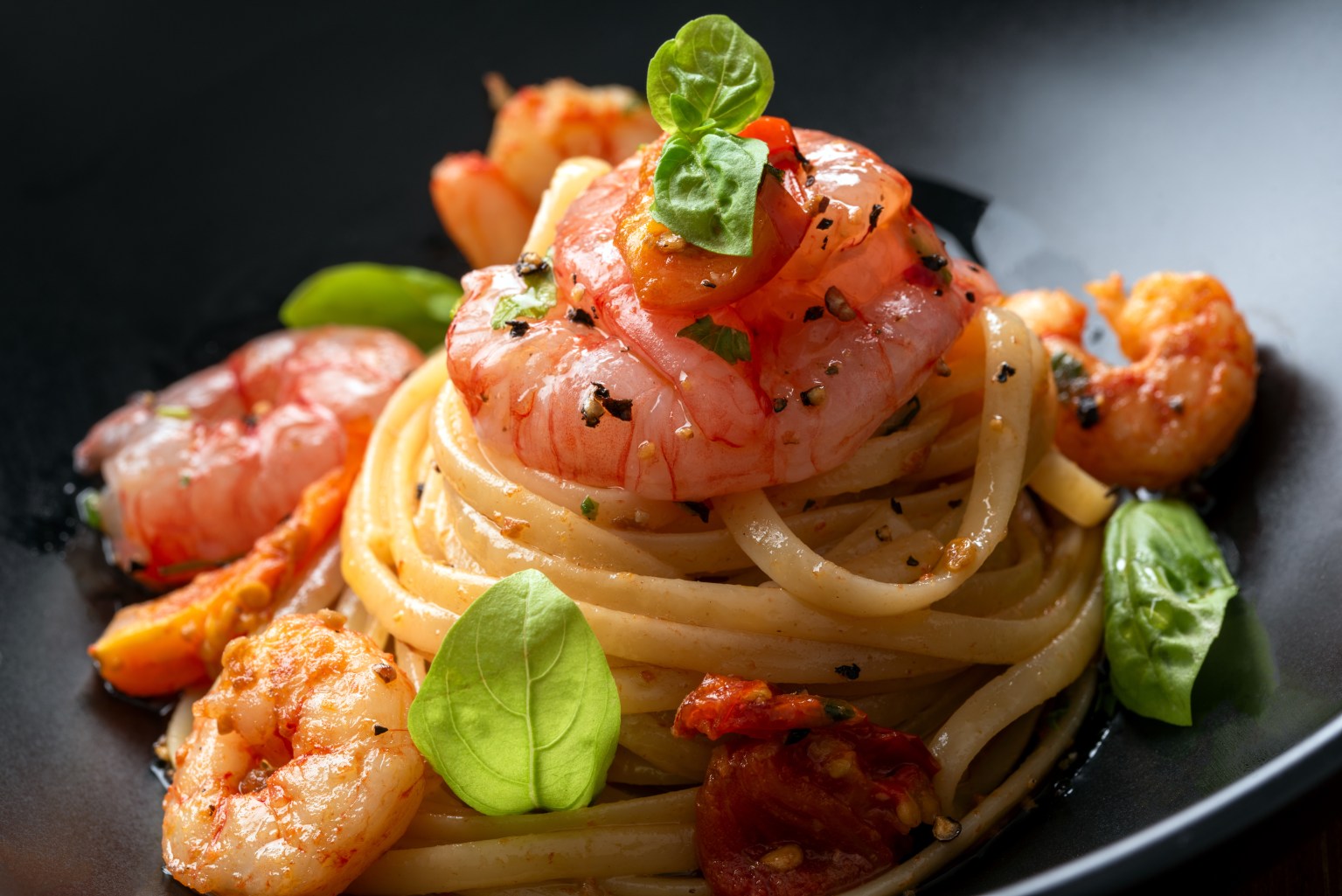 Linguine with cherry tomatoes and red prawns