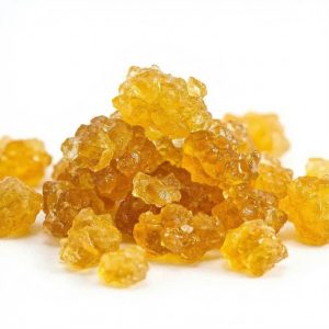 Vores THCa Diamonds som har en guld farve fotograferet med en hvis baggrund