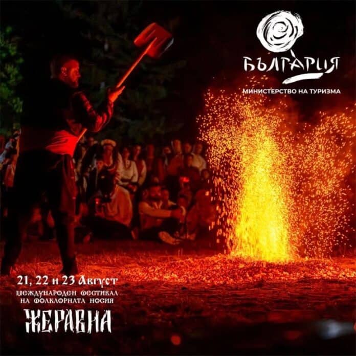 Участници с автентични носии на Фестивала на фолклорната носия в Жеравна