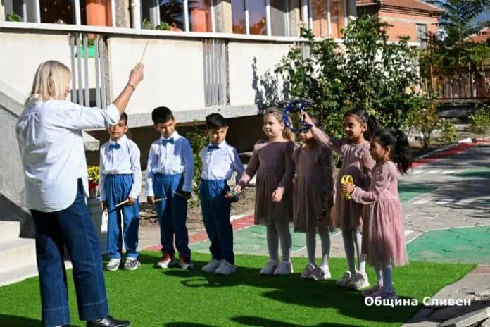 ДГ „Радост“ в Камен отбелязва Деня на учителя с празнична програма