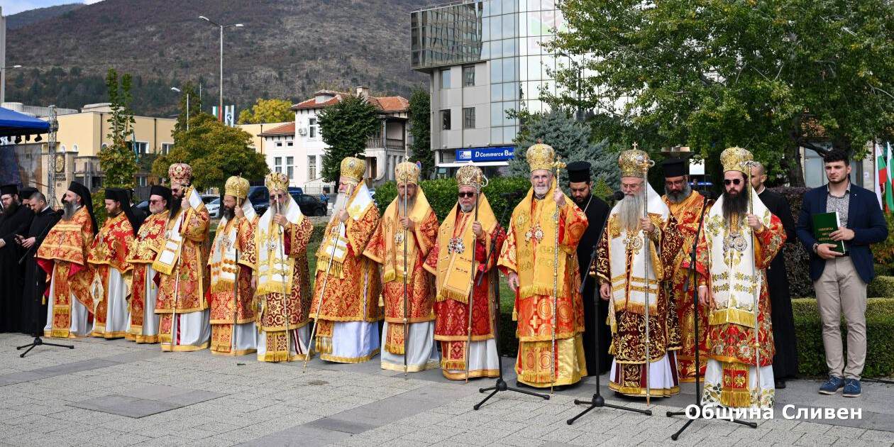 Сливенският митрополит Арсений и гостуващи православни архиереи на празничната церемония за Димитровден в Сливен.