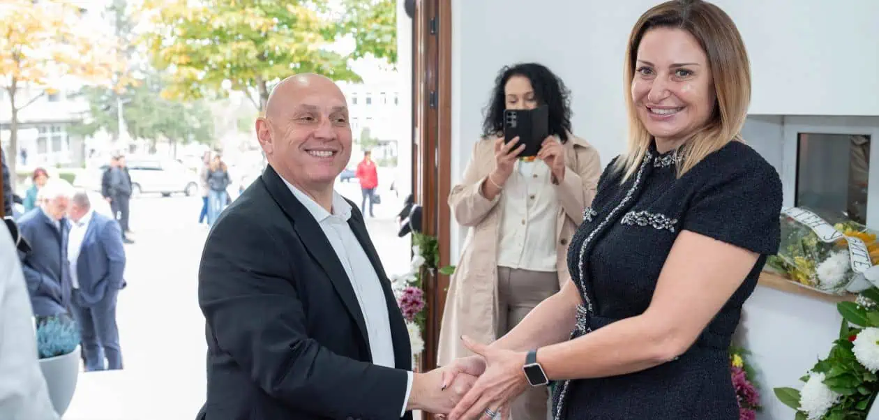 Кметът на Твърдица Мария Гвоздейкова-Златева посреща Христо Димитров, ръководител на ансамбъл „Българе“.