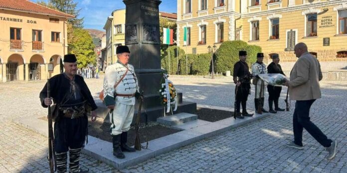 Кметът на Котел Коста Каранашев поднася цветя пред паметника на Георги Раковски по повод 159 години от кончината му