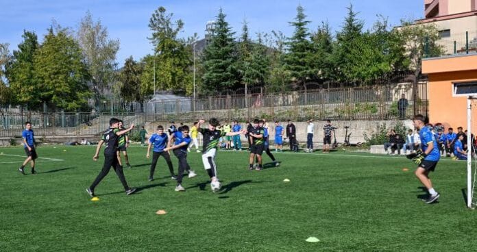 Ученици играят футбол в турнира за Купата на кмета в Сливен