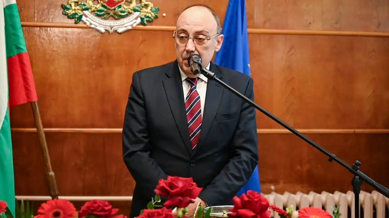 Областният управител Михаил Кашеров говори пред микрофон на празнична церемония в Твърдица.