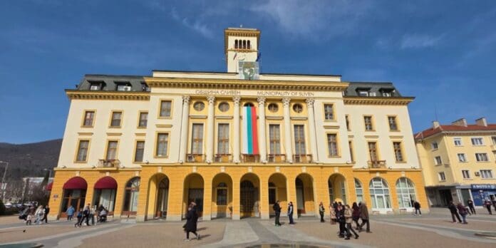 Сградата на Община Сливен с българския трибагреник по повод празничната програма за Димитровден 2026