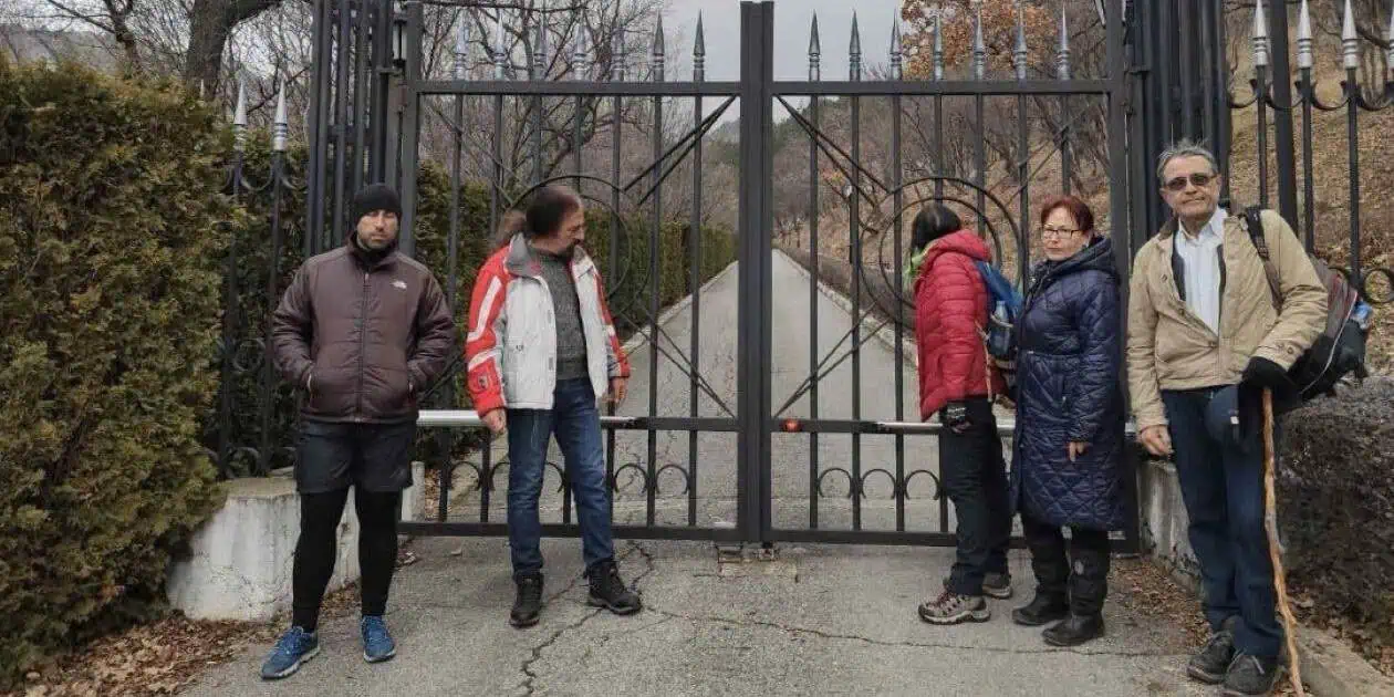 Граждани пред металната ограда на терена около Алпийския дом в Сливен.