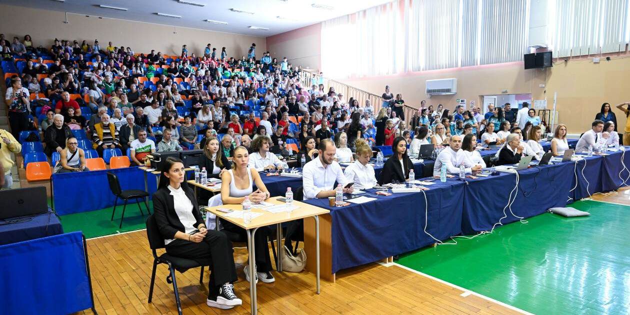Публика и официални гости на международния турнир по акробатика „Стефка Спасова“ в Сливен.