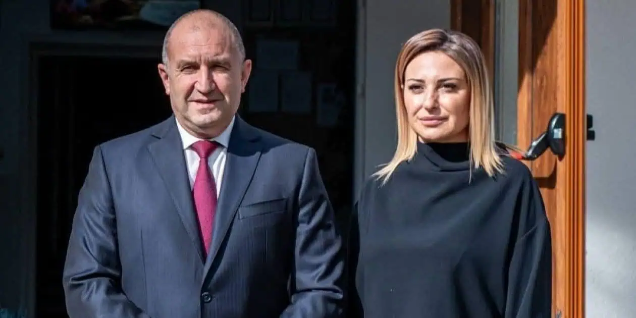Премиерът Румен Радев и кметът Мария Гвоздейкова-Златева по време на посещението в Твърдица.