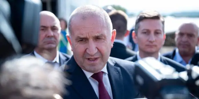 Министър-председателят Румен Радев отговаря на журналистически въпроси при посещението си в Твърдица.