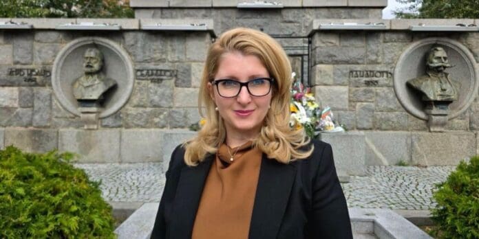 Татяна Султанова пред паметника на Хаджи Димитър и сливенските възрожденци по повод Димитровден